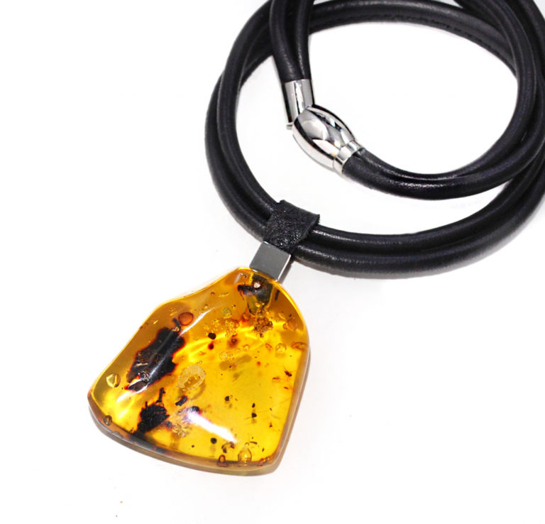 Short necklace with large Amber pendant