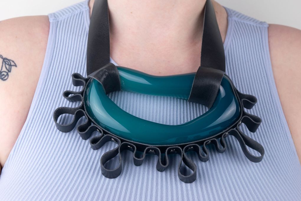Ruffled necklace in teal and black leather